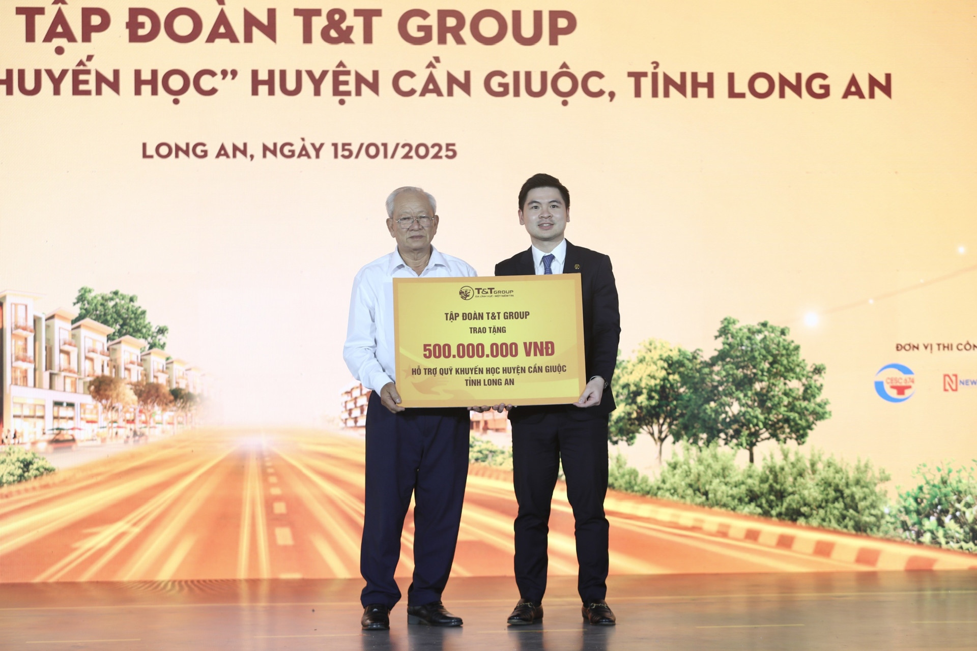 Ông Đỗ Vinh Quang, Phó Chủ tịch HĐQT Tập đoàn T&T Group trao biển ủng hộ 500 triệu đồng cho Quỹ Khuyến học huyện Cần Giuộc.