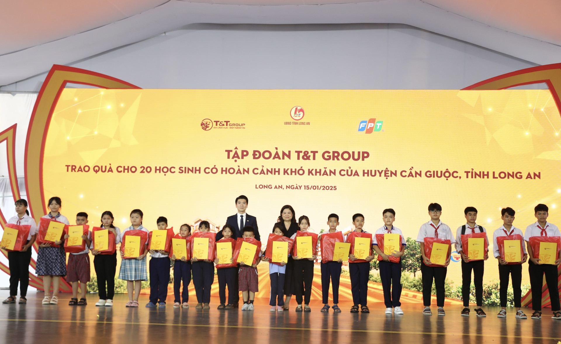 Bà Lê Thanh Hoà, Phu nhân Chủ tịch Điều hành Tập đoàn T&T Group và ông Đỗ Quang Vinh, Phó Chủ tịch HĐQT Ngân hàng SHB trao quà cho 20 em học sinh có hoàn cảnh khó khăn tại huyện Cần Giuộc.