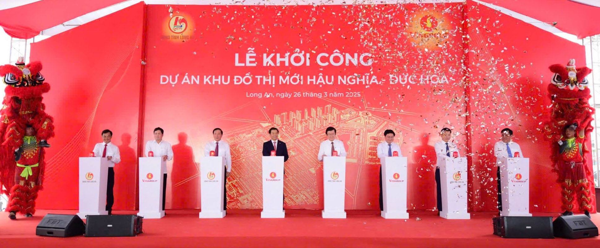 Đại biểu thực hiện nghi thức khởi công
